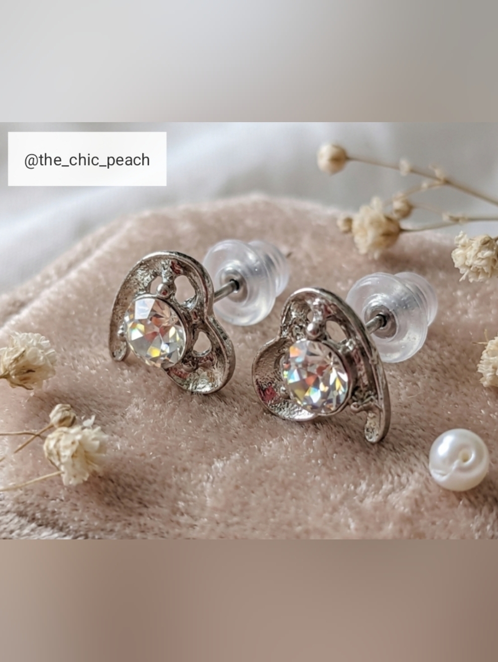 Silver-Tone Heart Rhinestone Stud Earrings — NWOT — OS 💖